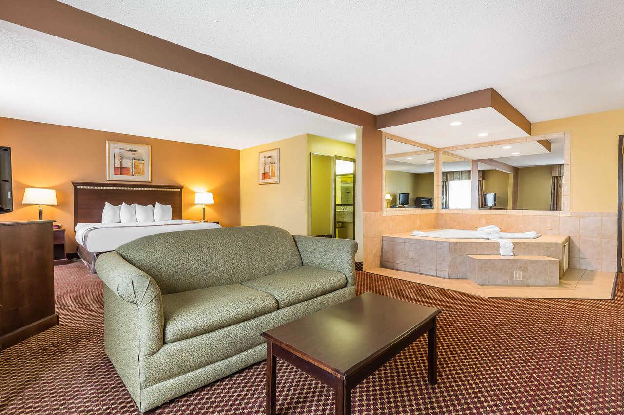 Quality Inn & Suites Bloomington I-55 And I-74 Exterior photo